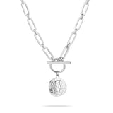 Die Tamaris Halskette - Coin der Marke Tamaris ist eine silberne Gliederkette mit praktischem Toggle-Verschluss und rundem Münzanhänger mit Gesichtsprofil - ein stilvolles Accessoire für jeden Anlass.