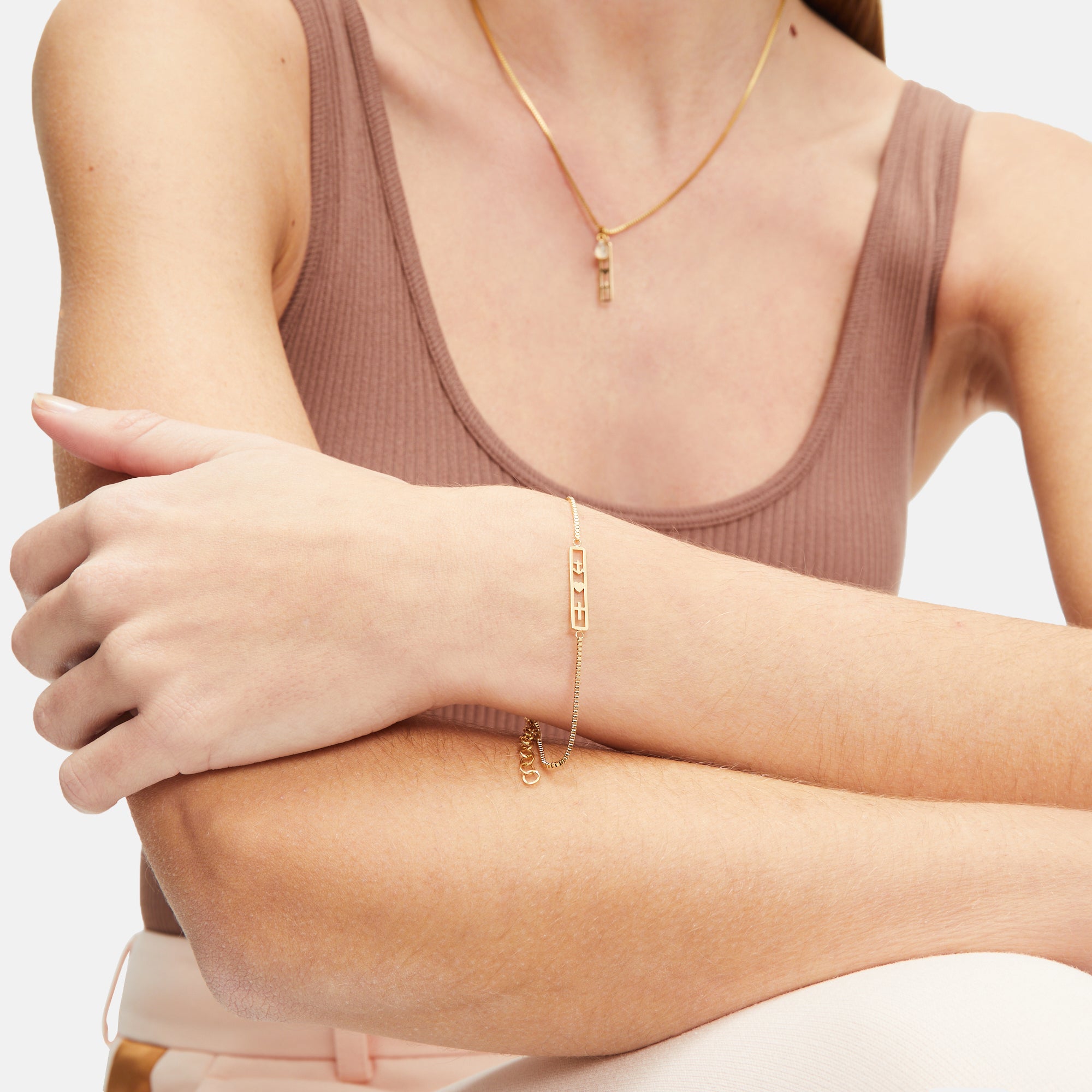 Tamaris Armband mit Stabanhänger mit Anker-, Herz- und Kreuzsymbol in der Farbe gold; Tragebild
