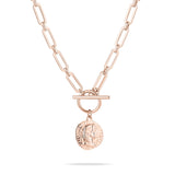 Die Tamaris Halskette - Coin von Tamaris überzeugt in Roségold mit klassischem Profil-Relief-Münzanhänger und elegantem Toggle-Verschluss.