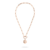 Die Tamaris Halskette - Coin besteht aus verlängerten Gliedern aus Roségold, einer Knebelschließe und einem runden, gravierten Münzanhänger - ein elegantes Stück von Tamaris.