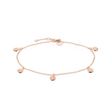 Die Tamaris Fußkette - Coin von Tamaris zeichnet sich durch eine roségoldene Edelstahlkette aus, die mit kleinen, gleichmäßig verteilten Münz-Charms verziert ist.