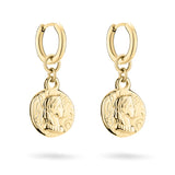 Die Creole - Coin von Tamaris verleihen jedem Look einen Hauch von Tamaris-Eleganz: goldene Creolen mit baumelnden Münzanhängern, in die das Profil einer Frau eingraviert ist.