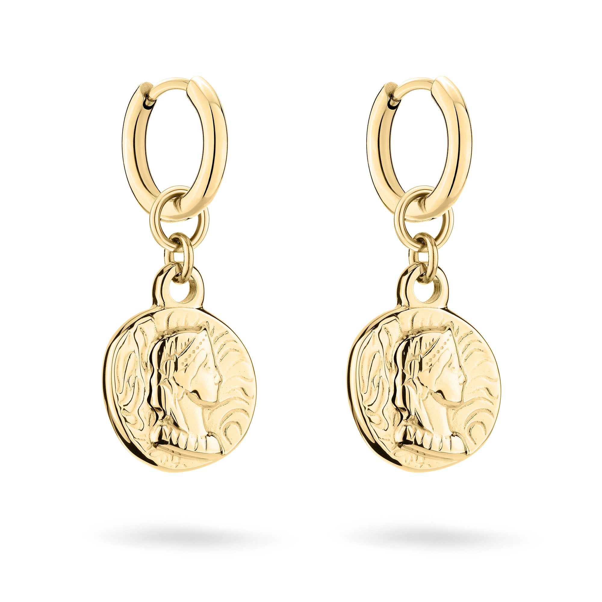 Die Creole - Coin von Tamaris verleihen jedem Look einen Hauch von Tamaris-Eleganz: goldene Creolen mit baumelnden Münzanhängern, in die das Profil einer Frau eingraviert ist.
