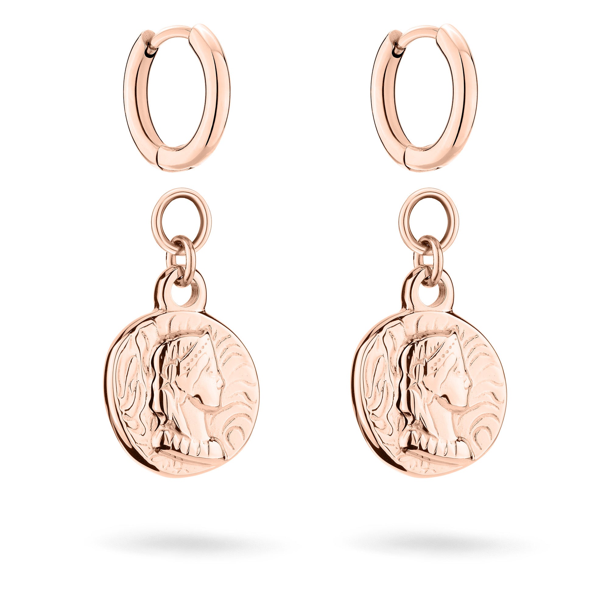 Die Tamaris Creole - Coin Ohrringe von Tamaris bestehen aus roségoldenen Edelstahlringen mit runden Münzanhängern, in die das Profil einer Frau eingraviert ist, und setzen einen modernen Münzschmuck-Akzent.