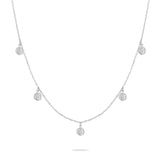 Die Tamaris Halskette - Coin von Tamaris ist eine filigrane Silberkette mit fünf strukturierten Münz-Charms, die gleichmäßig angeordnet sind.