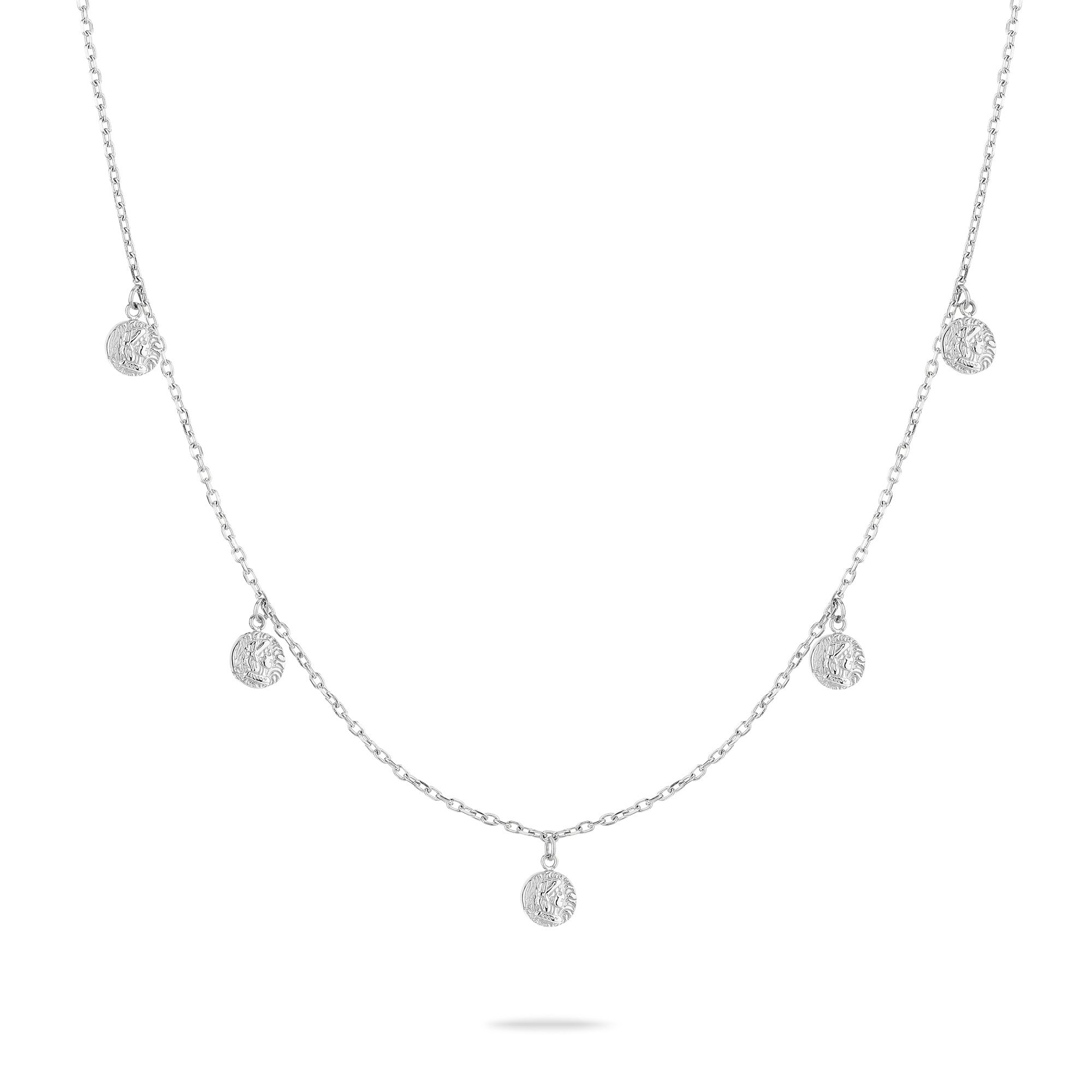 Die Tamaris Halskette - Coin von Tamaris ist eine filigrane Silberkette mit fünf strukturierten Münz-Charms, die gleichmäßig angeordnet sind.