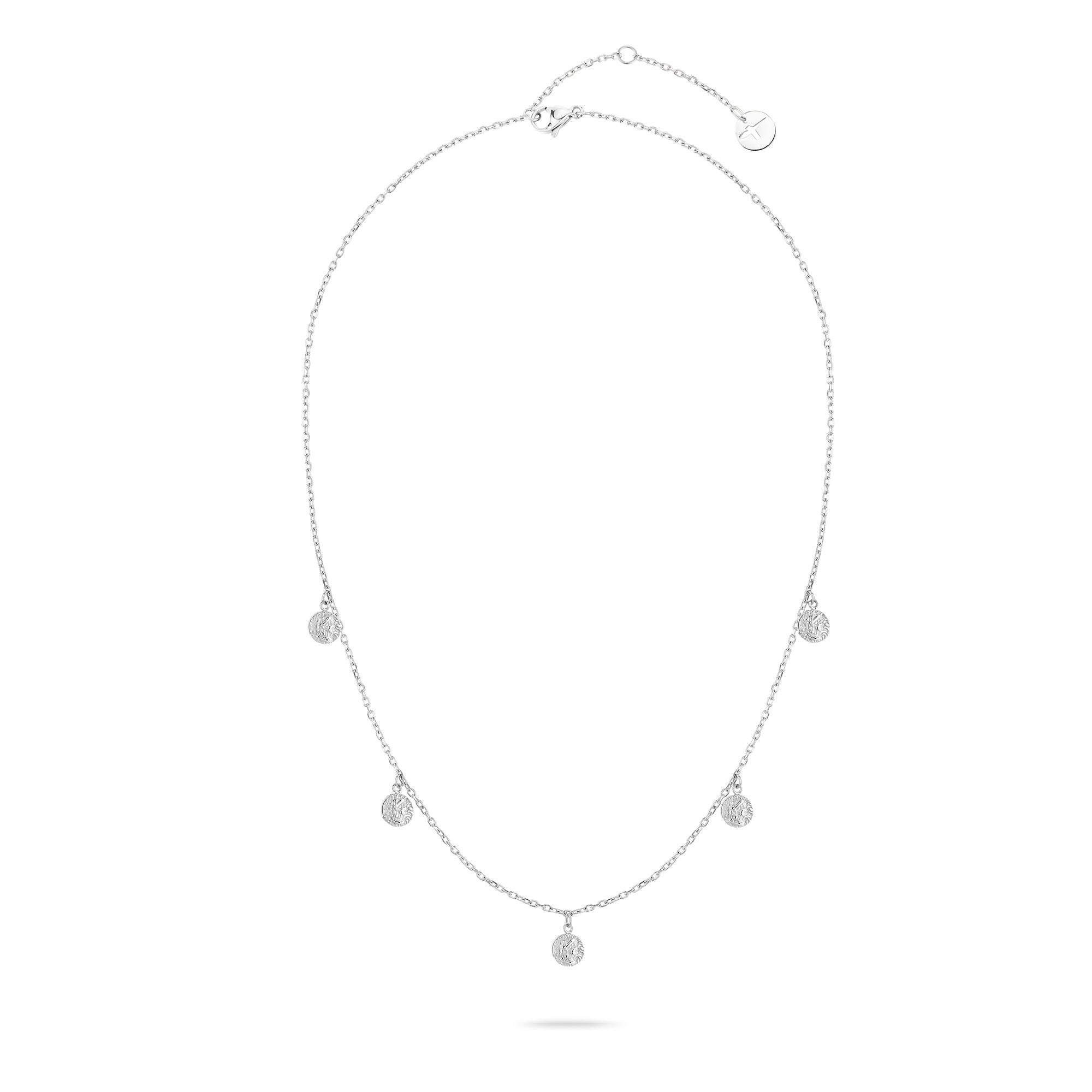 Die Tamaris Halskette - Coin von Tamaris ist eine filigrane Silberkette mit fünf kleinen Münz-Charms aus Edelstahl, die gleichmäßig entlang der Kette angeordnet sind.