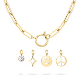 Die Tamaris Halskette - Time to Smile von Tamaris ist eine schlichte Goldkette mit vier austauschbaren Anhängern - einem Edelstein, einem Stern, einem Smiley und einem Friedenszeichen -, die als elegante Edelstahlkette für einen vielseitigen Stil gefertigt ist.