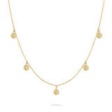 Die Tamaris Halskette - Coin von Tamaris ist eine goldene Edelstahlkette mit fünf gleichmäßig verteilten, runden Münz-Charms und wird stilvoll auf weißem Hintergrund präsentiert.