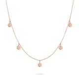Die Tamaris Halskette - Coin von Tamaris ist eine zarte Goldkette mit fünf gleichmäßig verteilten, kleinen, runden, strukturierten Münzanhängern für einen zeitlosen Look.