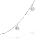 Die Tamaris Halskette - Coin ist eine filigrane silberne Ankerkette mit zwei kleinen runden Münz-Charms aus Edelstahl von Tamaris, die jedem Look auf weißem Hintergrund eine elegante Note verleiht.