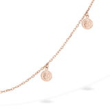 Die Tamaris Halskette - Coin von Tamaris besteht aus einer zarten roségoldenen Ankerkette mit zwei geprägten Münzanhängern aus Edelstahl auf weißem Grund.