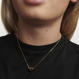 PDPaola Halskette bestehend aus einer goldenen Ankerkette und einem goldenen Anhänger in geometrischer Form; Tragebild