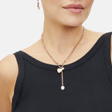 Fynch-Hatton Halskette bestehend aus einer feinen roségoldenen Gliederkette mit Herzcharm und weißem Schmuckstein; Tragebild