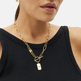 Fynch-Hatton Halskette bestehend aus einer goldenen Gliederkette mit Anhänger mit Nordstern-Design; Tragebild
