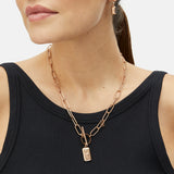 Fynch-Hatton Halskette bestehend aus einer roségoldenen Gliederkette mit Anhänger mit Nordstern-Design; Tragebild