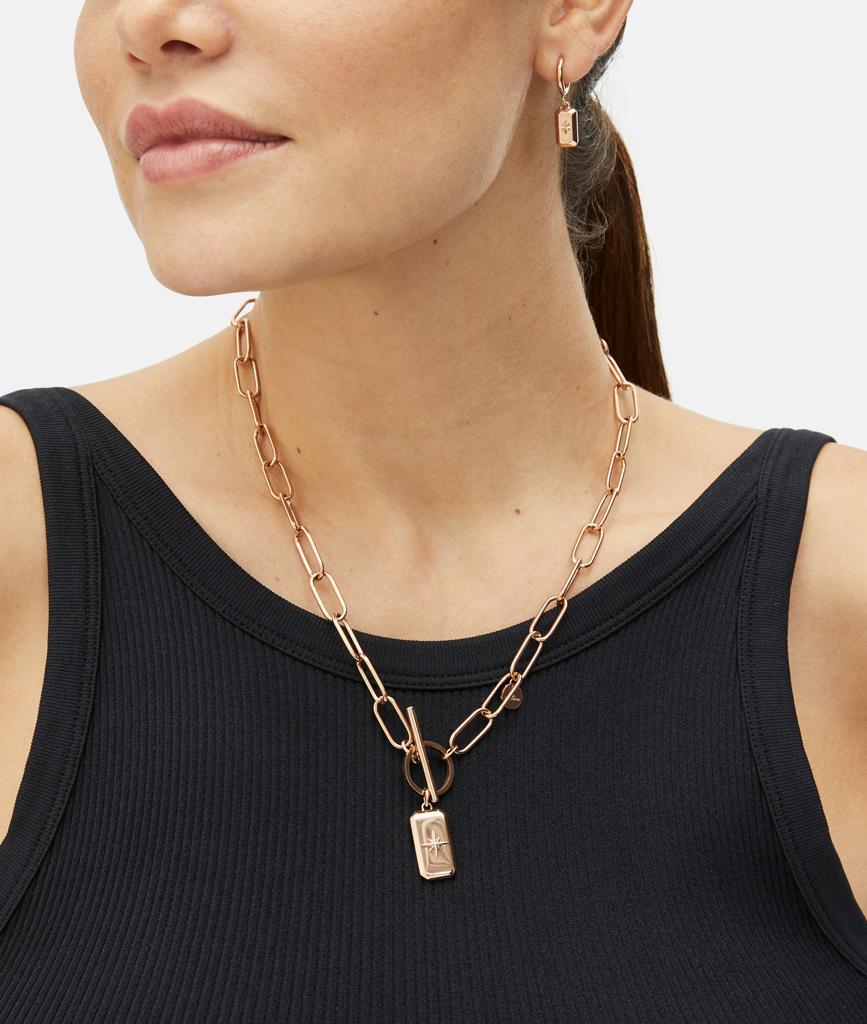 Fynch-Hatton Halskette bestehend aus einer roségoldenen Gliederkette mit Anhänger mit Nordstern-Design; Tragebild
