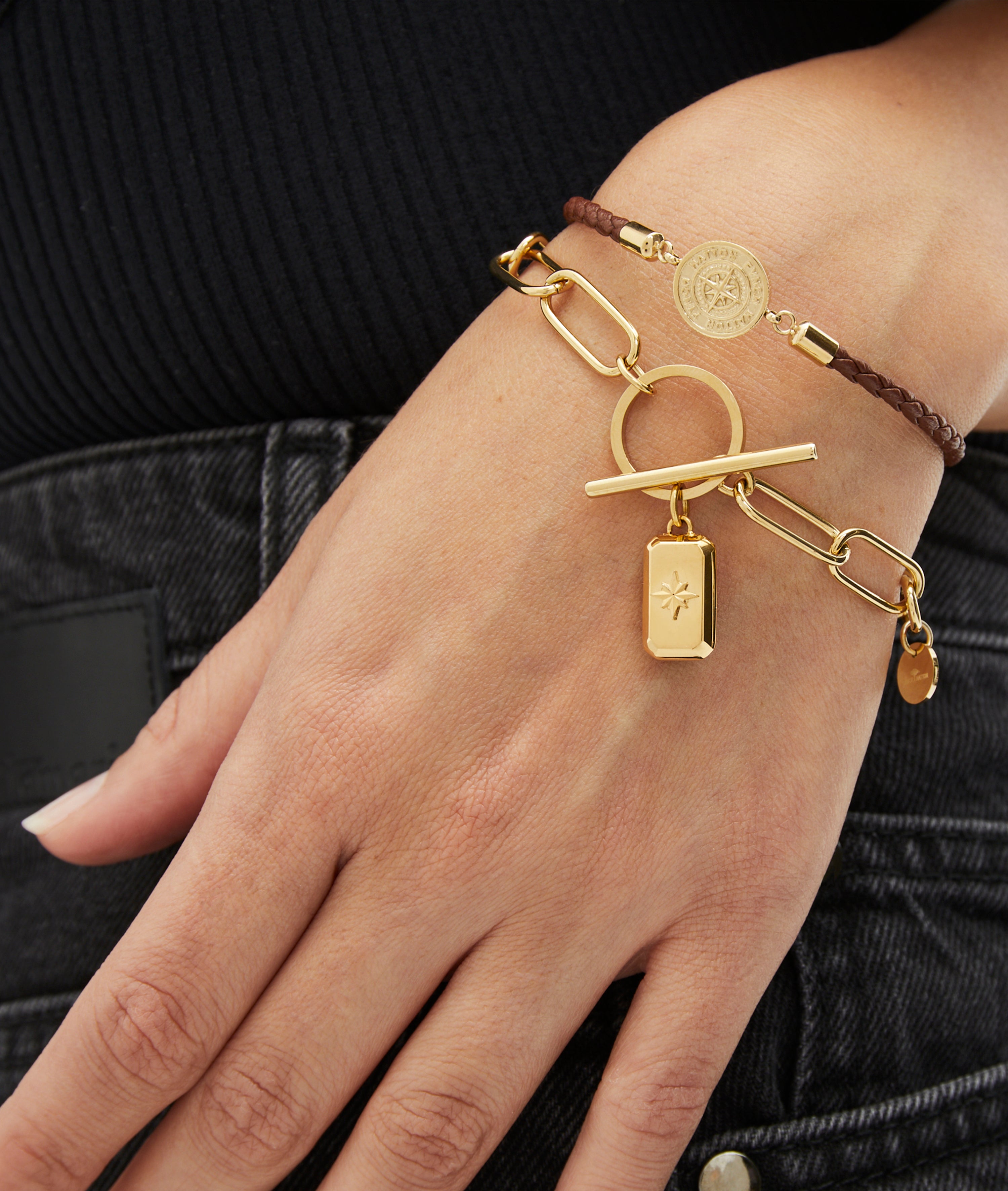 Fynch-Hatton Armband bestehend aus einer goldenen Gliederkette mit Anhänger mit Nordstern-Design; Tragebild