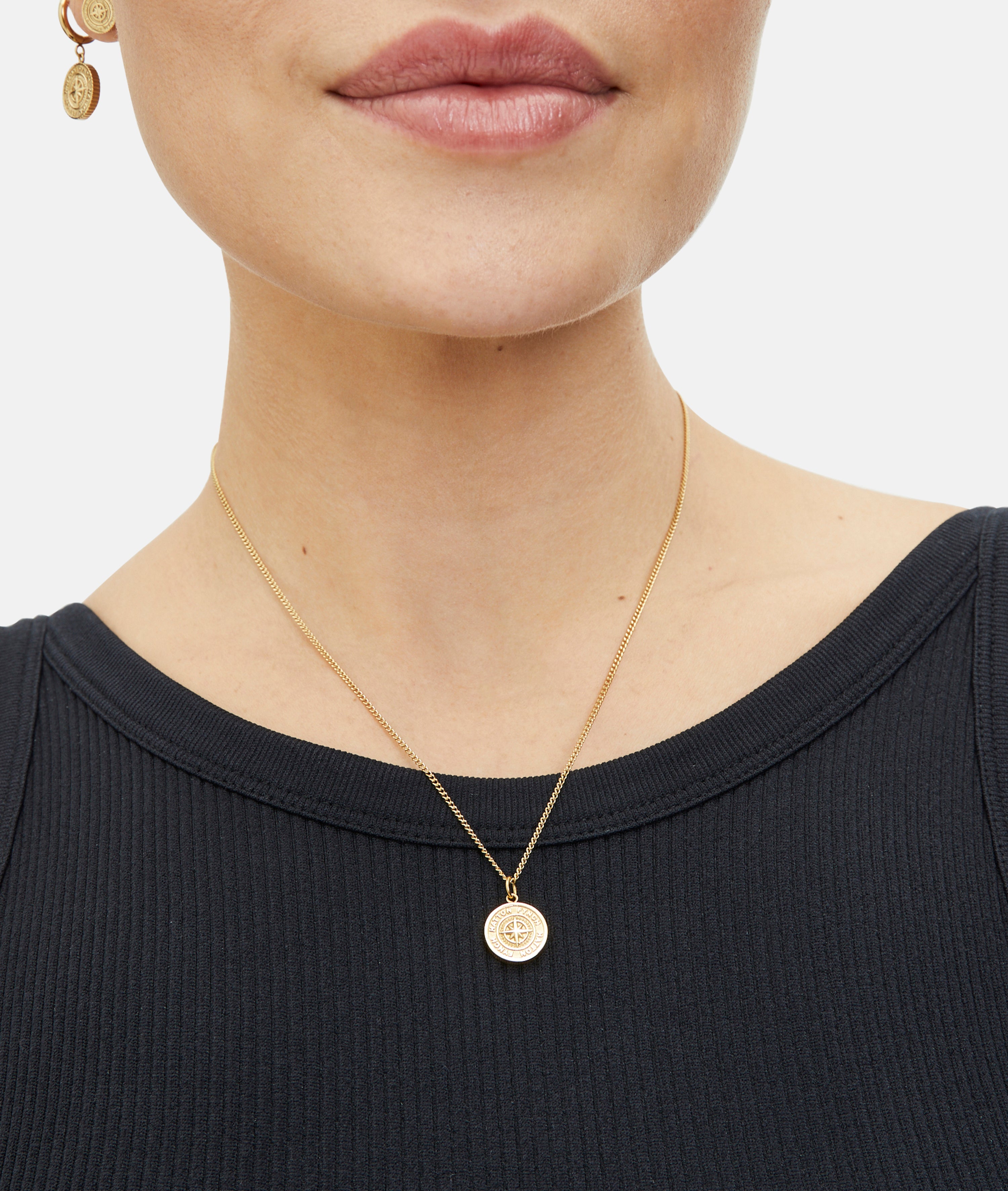 Fynch-Hatton Halskette bestehend aus einer feinen, goldenen Kette mit Münz-Anhänger mit Nordstern-Design; Tragebild