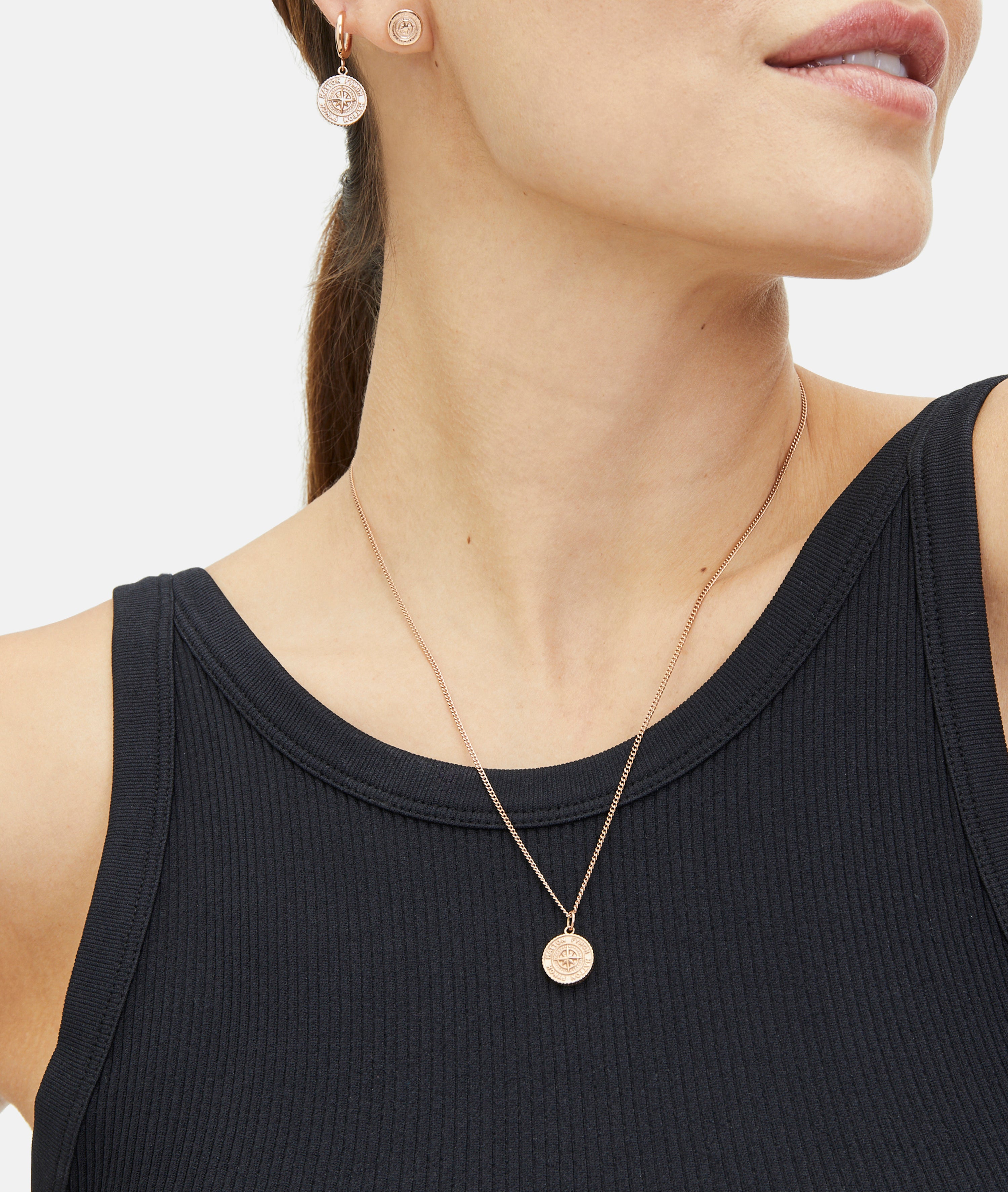 Fynch-Hatton Halskette bestehend aus einer feinen, roségoldenen Kette mit Münz-Anhänger mit Nordstern-Design; Tragebild