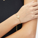 Fynch-Hatton Armband mit Münz-Anhänger mit Nordstern-Design in der Farbe gold; Tragebild