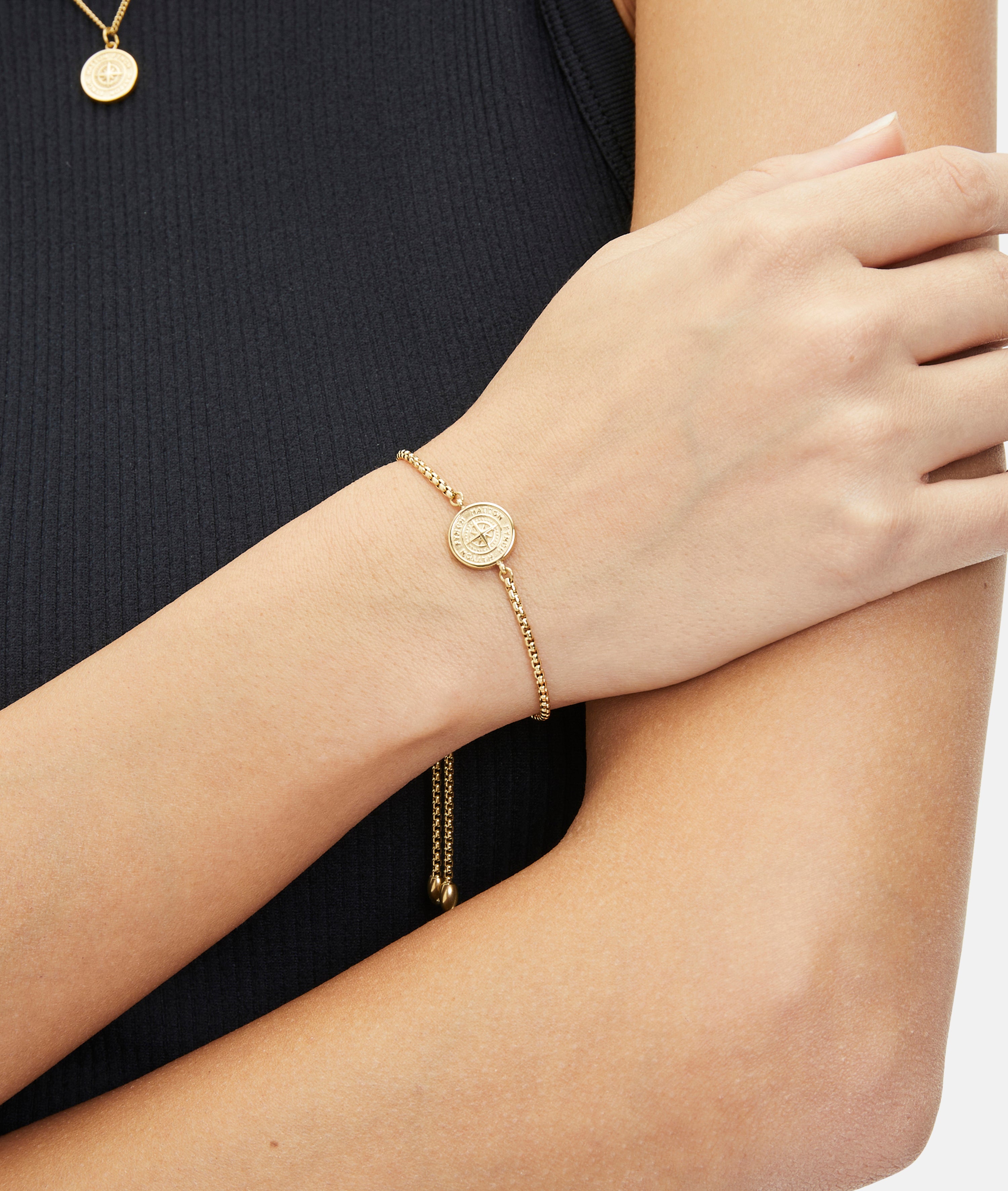 Fynch-Hatton Armband mit Münz-Anhänger mit Nordstern-Design in der Farbe gold; Tragebild