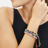Fynch-Hatton Armband bestehend aus bläulichen Schmuckstein-Beads und silbernen Elementen und Lederband; Tragebild