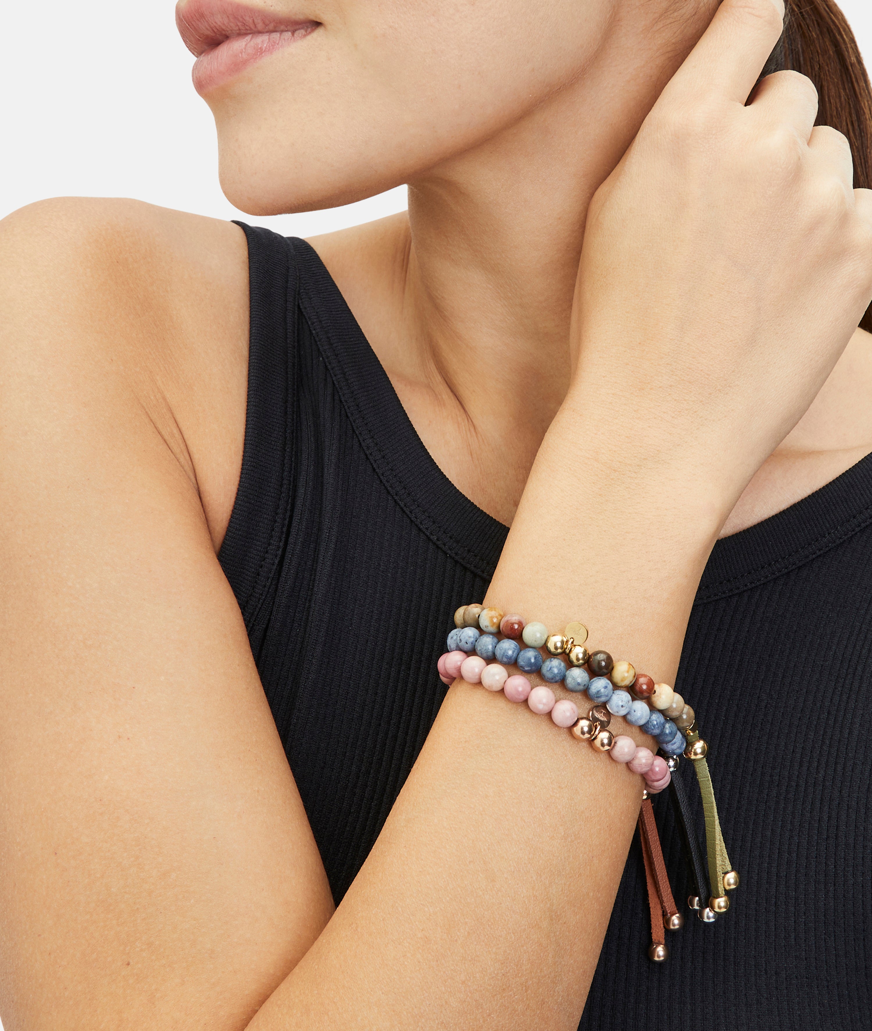 Fynch-Hatton Armband bestehend aus braunen Schmuckstein-Beads und goldenen Elementen und Lederband; Tragebild