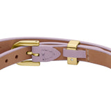 Fossil Armband bestehend aus zwei lila Lederbändern, eins mit goldenem D-Link-Anhänger; Zusatzbild