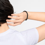 Liebeskind Berlin Armband mit Beads aus schwarzem Turmalin und goldenem Logo mit der Steingröße 6mm Tragebild
