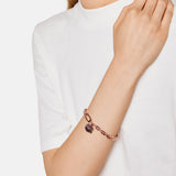 Liebeskind Berlin Armband bestehend aus einer groben, roségoldenen Gliederkette und zwei roségoldenen Anhängern; Tragebild