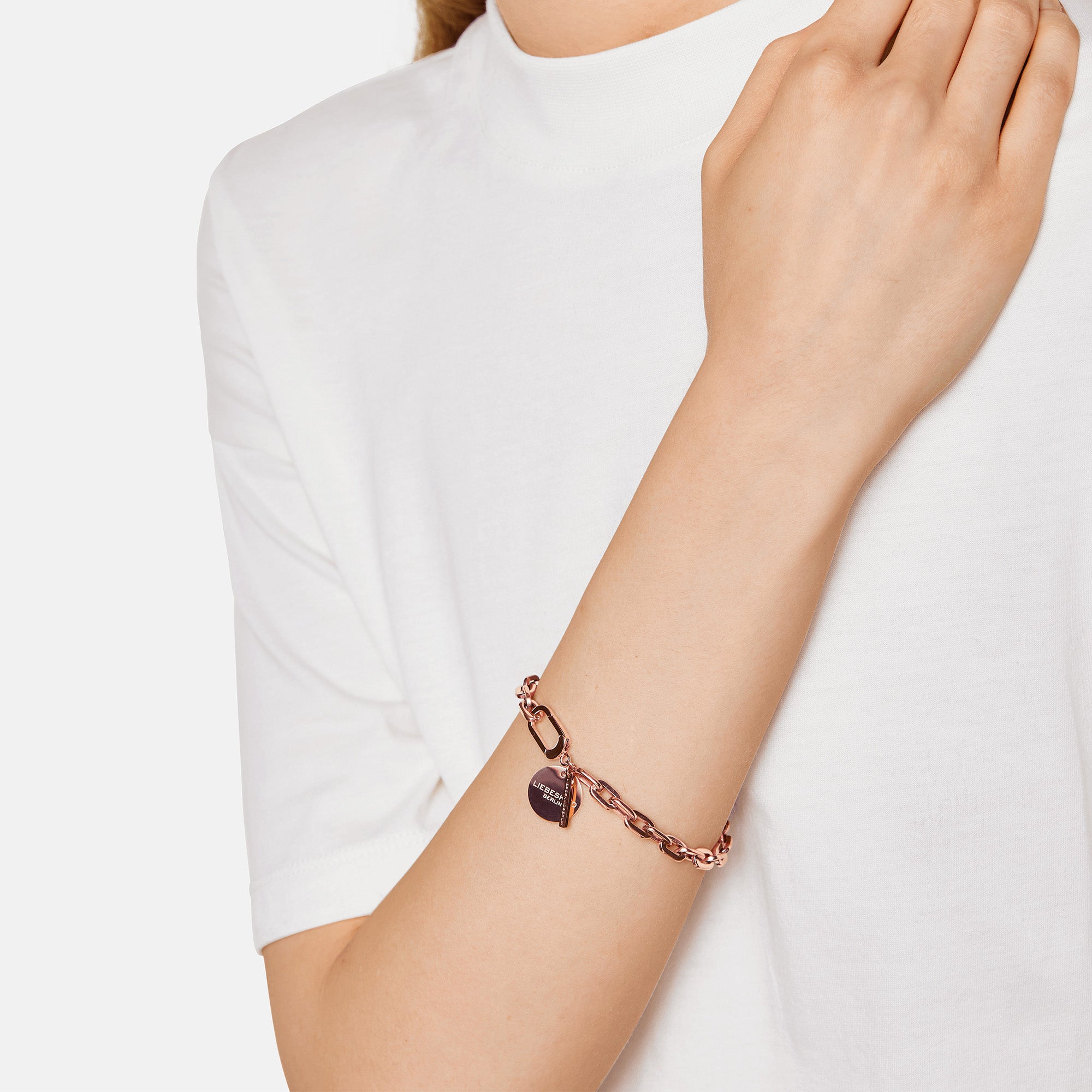 Liebeskind Berlin Armband bestehend aus einer groben, roségoldenen Gliederkette und zwei roségoldenen Anhängern; Tragebild