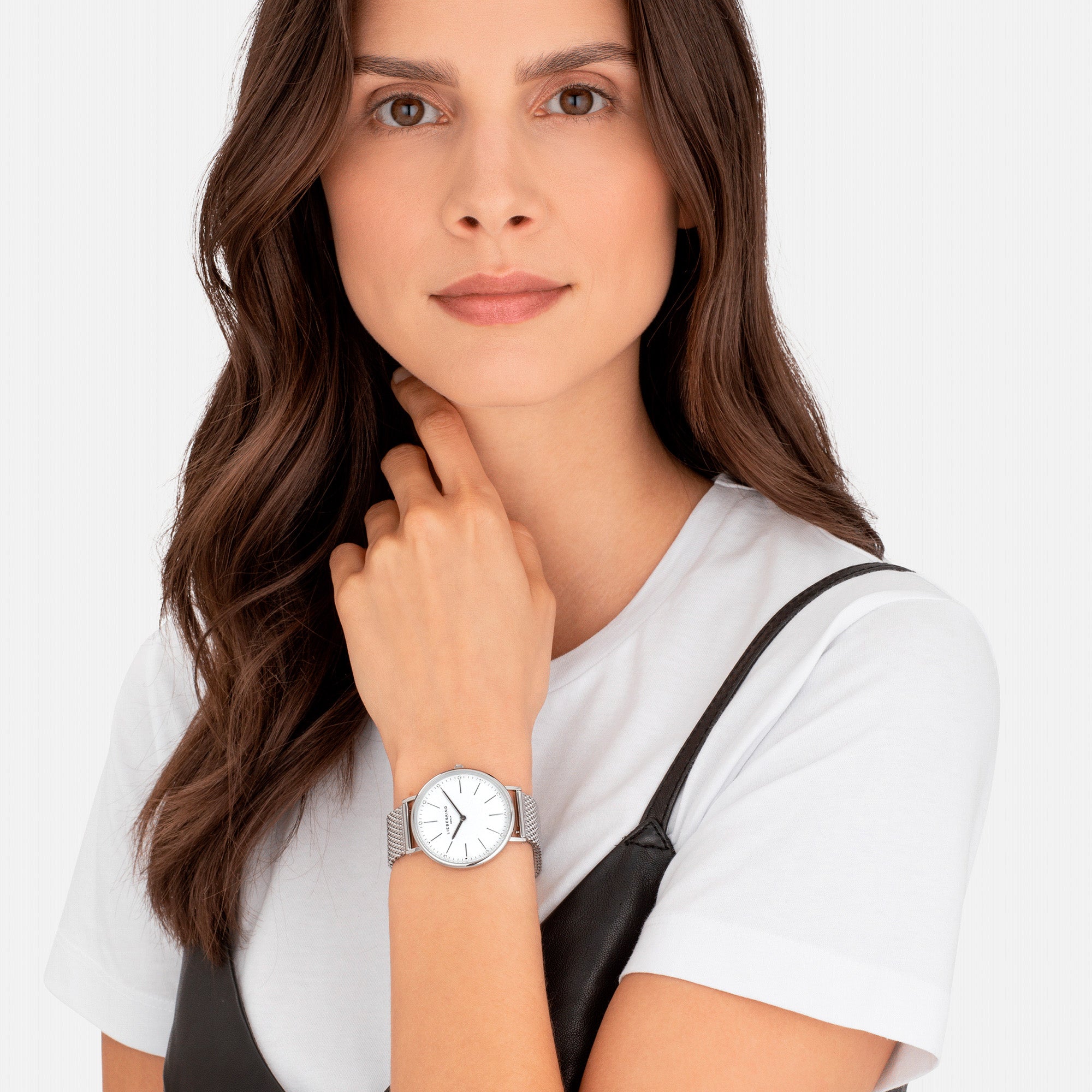 Liebeskind Berlin Armbanduhr mit Zirkoniadetails auf dem Zifferblatt, silbernen Indizes, silbernem Gehäuse und silbernem Meshband; Tragebild
