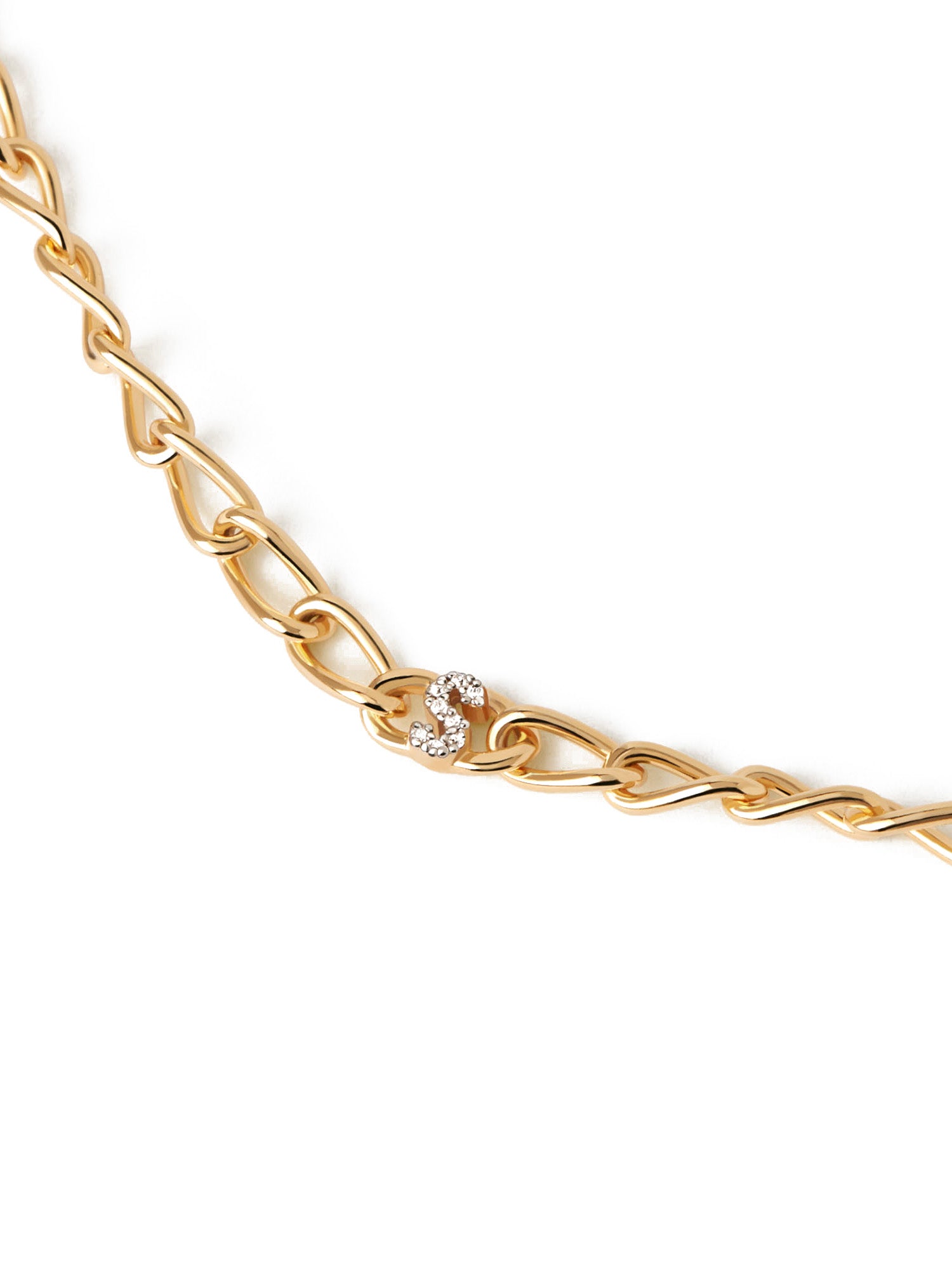 PDPaola Armband bestehend aus einer goldenen Gliederkette und einem goldenen, steinbesetzten S als Anhänger; Zusatzbild