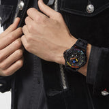 Philipp Plein Armbanduhr mit schwarzem Zifferblatt mit schwarzem Totenkopfdesign und bunten Akzenten, schwarzem Gehäuse und schwarzem Edelstahlband Tragebild