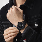 Philipp Plein Armbanduhr mit schwarzem Zifferblatt mit schwarzem Totenkopfdesign, schwarzem Gehäuse und schwarzem Edelstahlband Tragebild