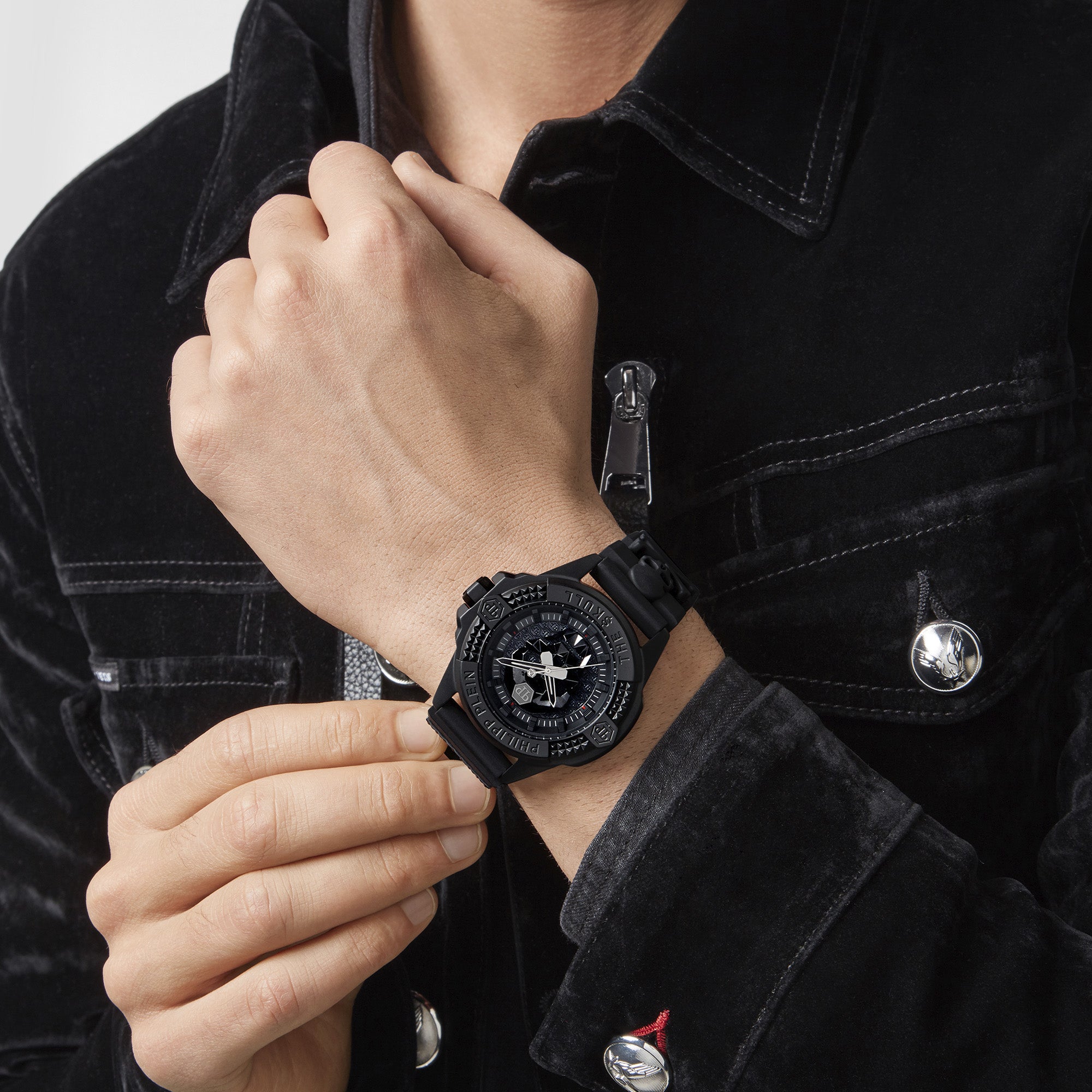 Philipp Plein Armbanduhr mit schwarzem Zifferblatt mit schwarzem Totenkopfdesign, schwarzem Gehäuse und schwarzem Edelstahlband Tragebild