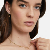 Tamaris Halskette mit feiner Gliederkette, Blütenanhängern und Zirkoniasteinen in der Farbe gold Tragebild