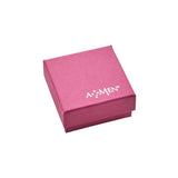 Ein rosa, geschlossenes Schmuckkästchen mit dem weißen Amen-Logo auf dem Deckel - ideal als Geschenk für die Amen Halskette - Lebensbaum von Amen. Abgebildet auf weißem Hintergrund.