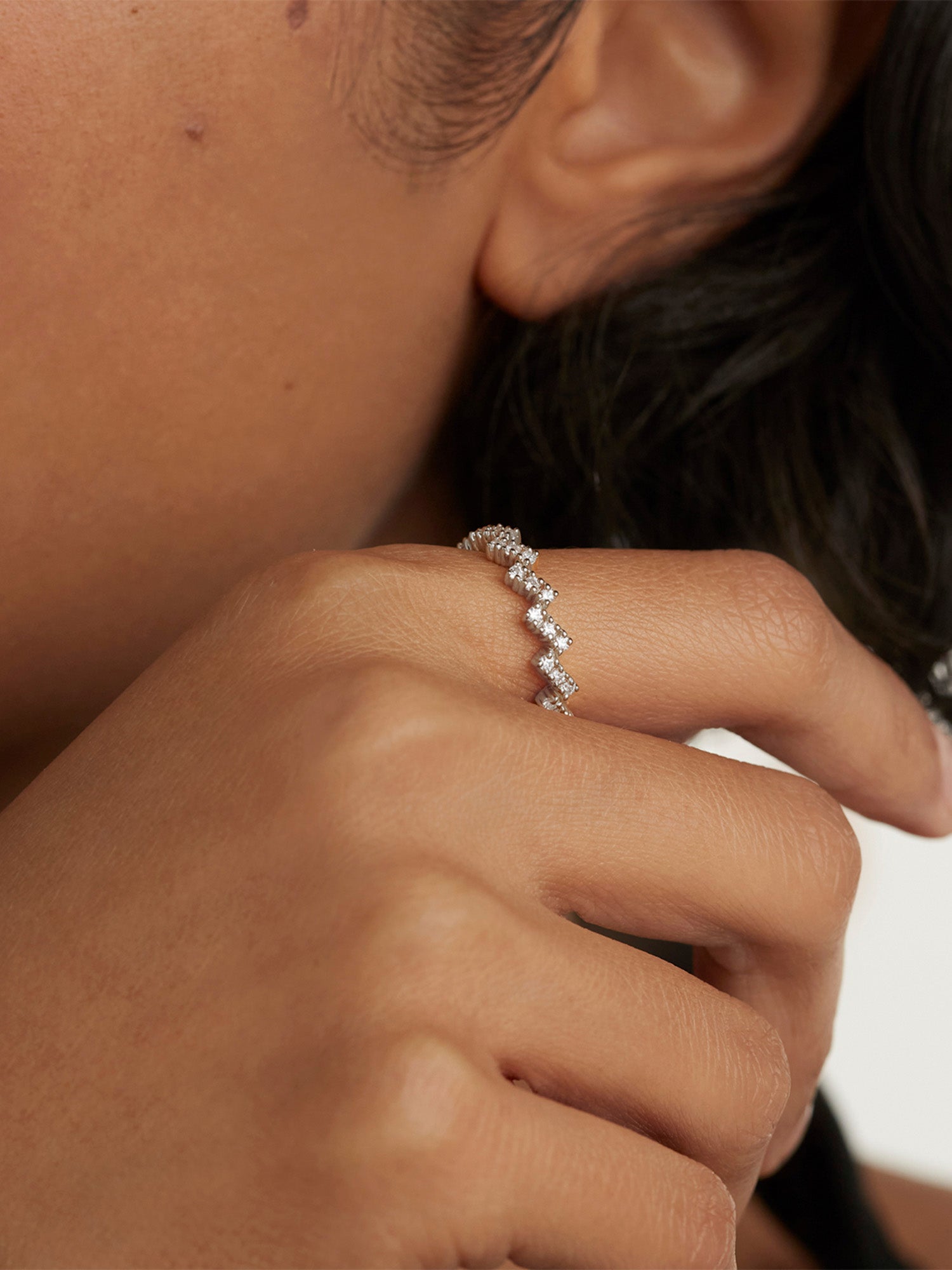 PDPaola Ring in der Farbe silber, im ZickZack-Design mit vielen Glitzersteinen; Größe 50, Tragebild