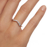 Eine stilbewusste Frau trägt den PDPaola Ring mit Zirkonia-Detail in Größe 50 am Ringfinger - vollendet mit natürlicher Maniküre.