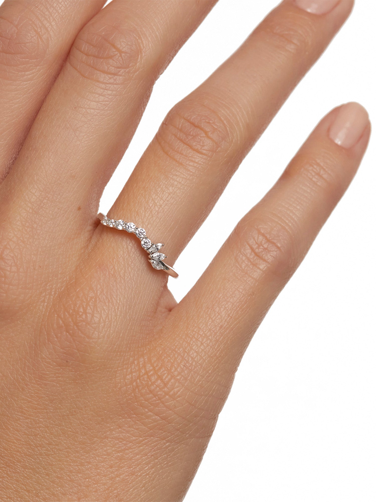 Eine stilbewusste Frau trägt den PDPaola Ring mit Zirkonia-Detail in Größe 50 am Ringfinger - vollendet mit natürlicher Maniküre.