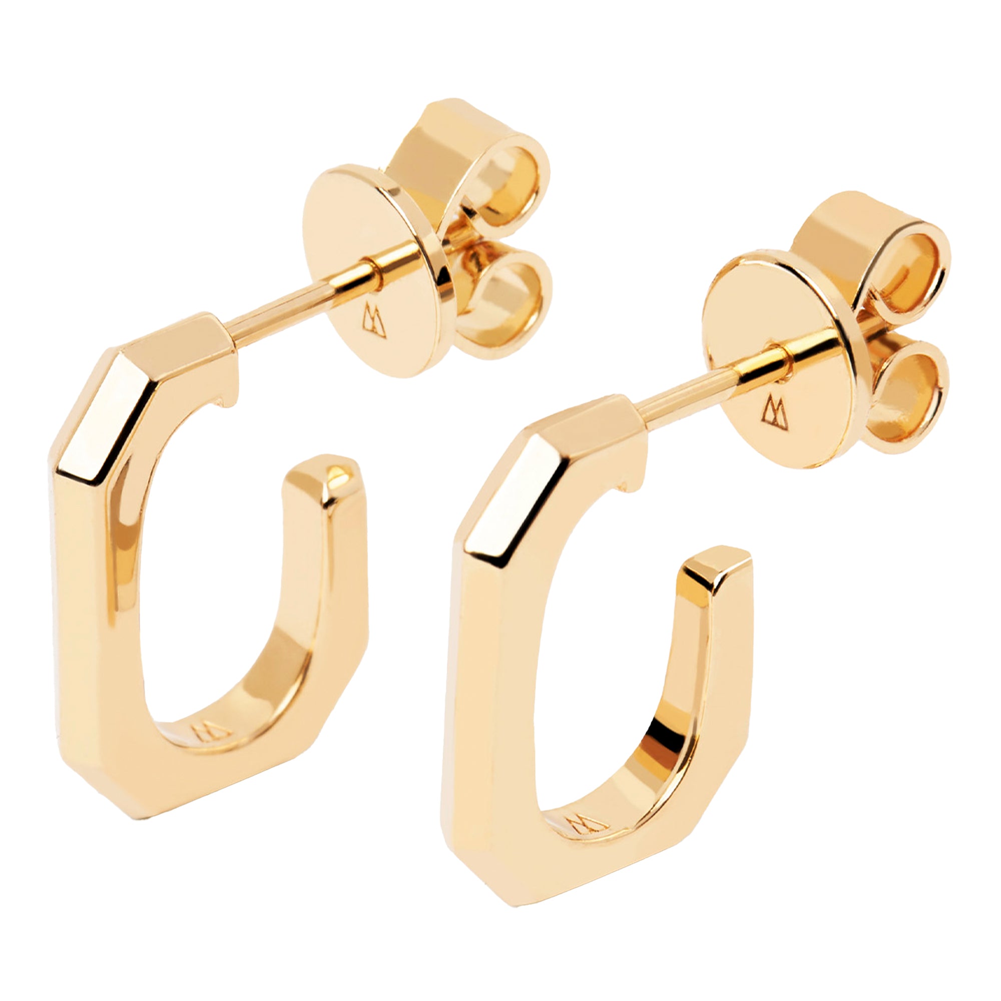 Ein Paar geometrische goldene Ohrringe, PDPaola Ohrhänger - The Chain von PDPaola, auf weißem Hintergrund.