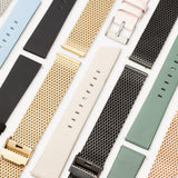 LIEBESKIND BERLIN Uhrenband - Easy Change Uhrenarmbänder von Liebeskind Berlin in verschiedenen Farben und Materialien sind in parallelen Reihen auf weißem Grund angeordnet.