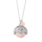 Amen Halskette - Engelsrufer von Amen: Eine Halskette aus Silber und Roségold mit einem Engelsanhänger mit Herzdetails, gefertigt aus 925er Sterling Silber und aufgehängt an einer zarten Kette.