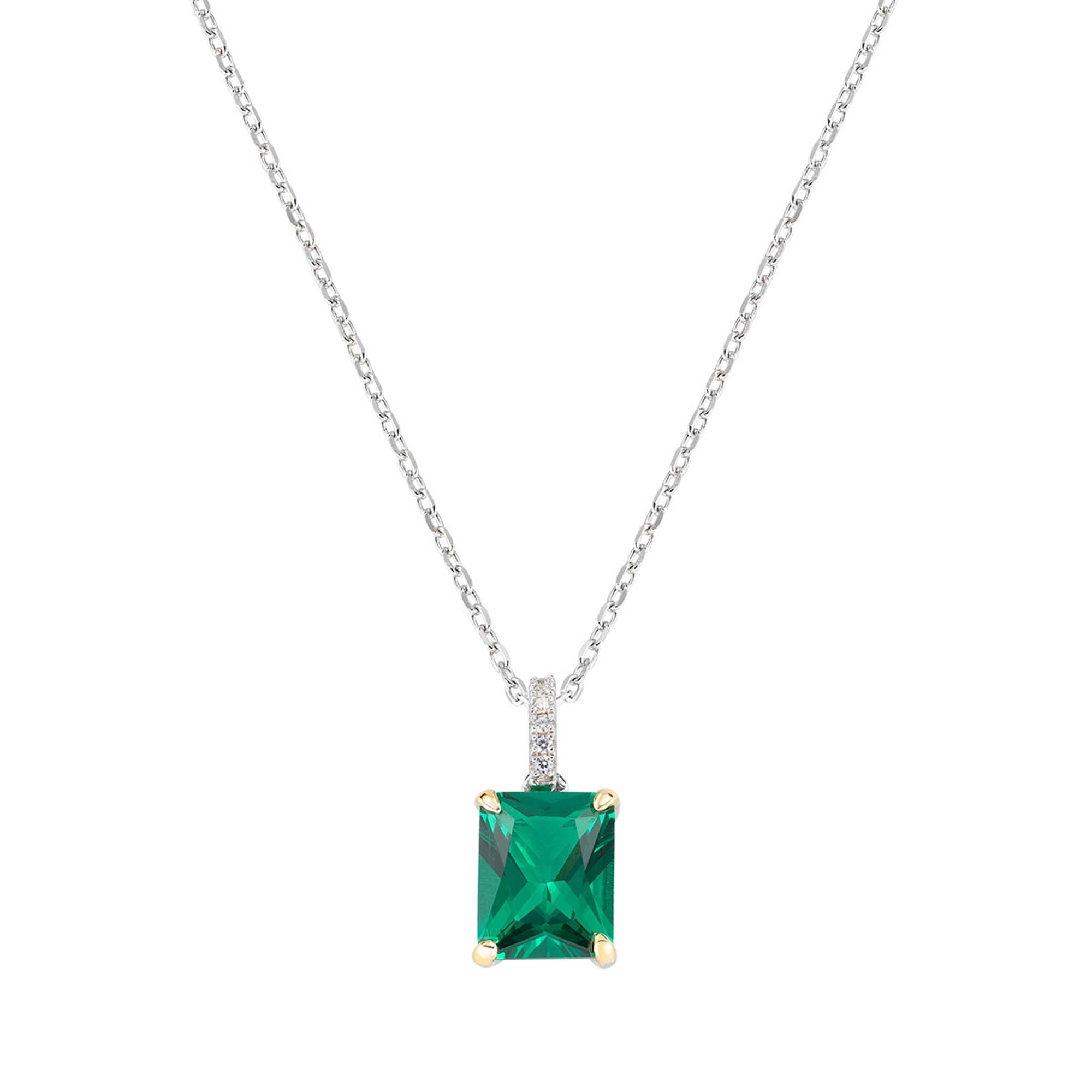 Die Amen Halskette - The Green Square Pendant von Amen besteht aus 925er Sterlingsilber mit silberner Kette, rechteckigem grünem Stein-Anhänger und kleinen Diamantakzenten.