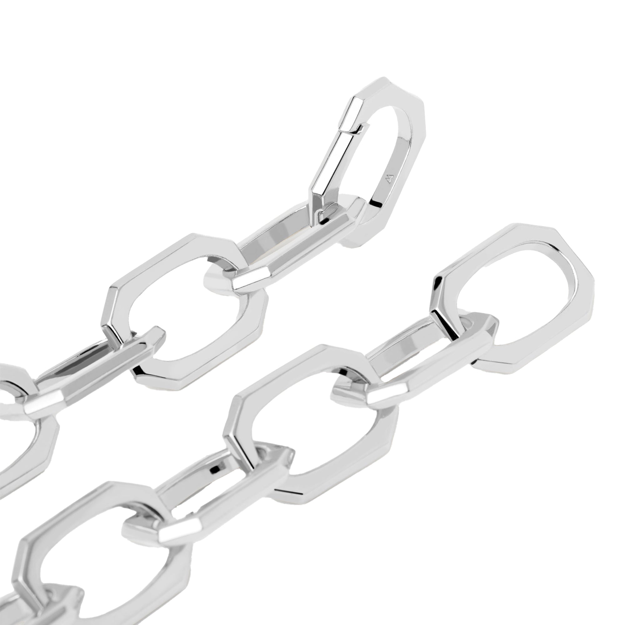 Zwei Silberketten, darunter die PDPaola Halskette - The Large Signature, zeichnen sich durch geometrische Glieder und ein offenes Ende aus, das elegant als Silberschmuck von PDPaola auf weißem Grund präsentiert wird.