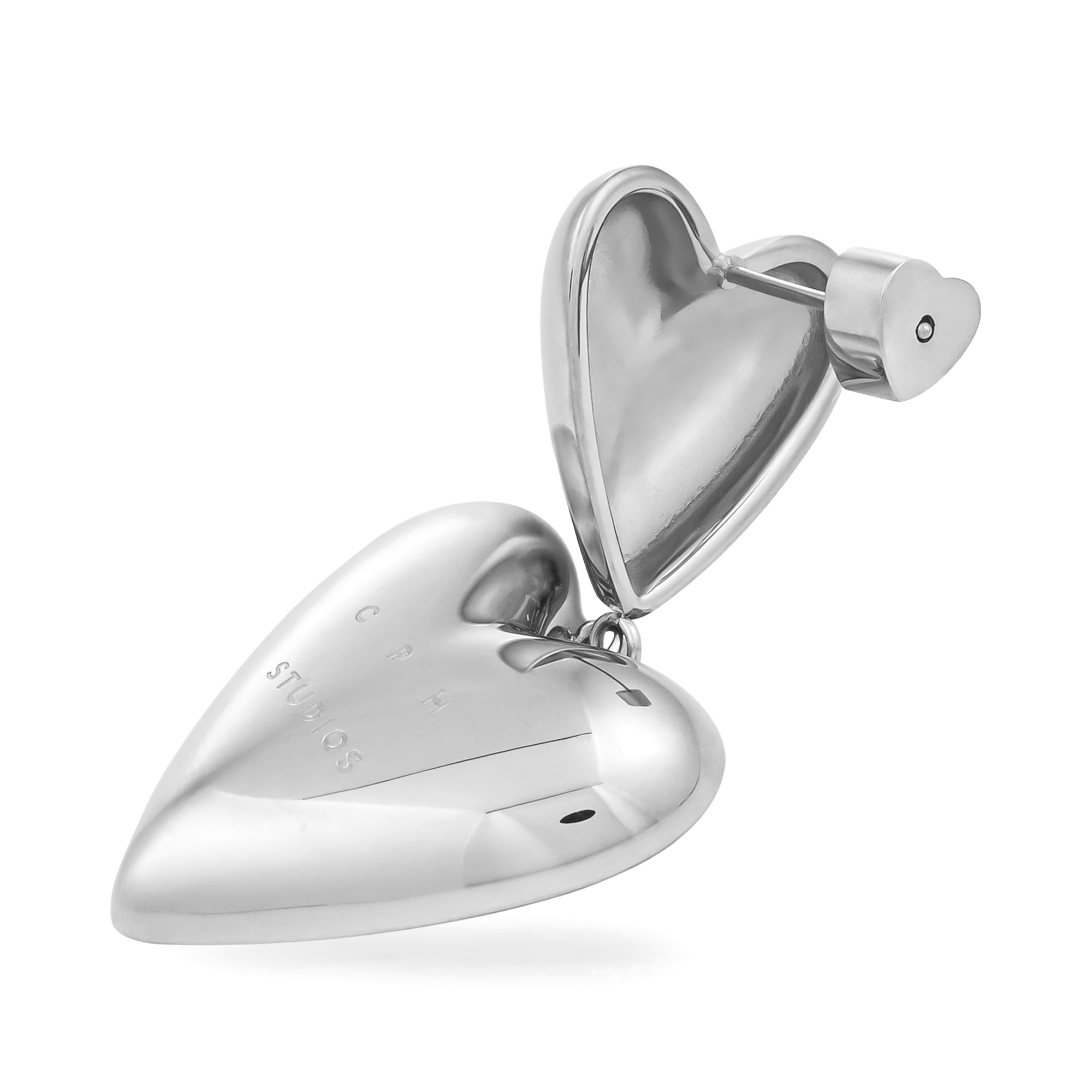 Dieser silberne Anhänger in Form eines Herzens mit Schlüsselloch und eingravierten Buchstaben lässt sich wunderbar mit dem COPENHAGEN STUDIOS Ohrstecker - Puffy Hearts von Copenhagen Studios kombinieren oder ergänzt Ihre Ohrring-Kollektion mit Charme.