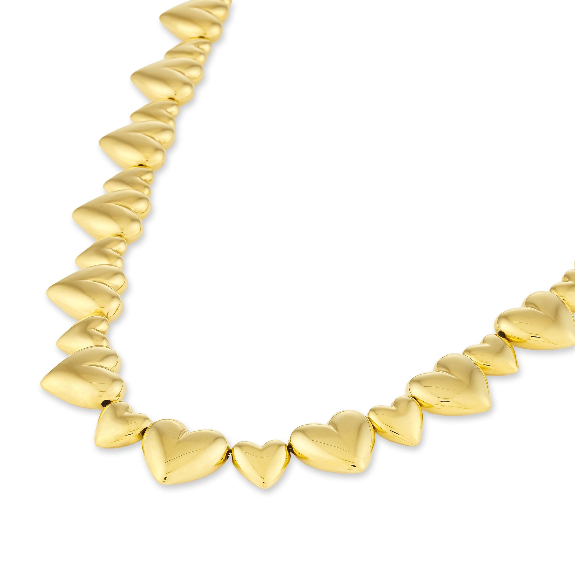 COPENHAGEN STUDIOS Halskette - Puffy Hearts: Goldene Halskette mit herzförmigen Gliedern in abgestuftem Design, abgeschlossen mit einem stilvollen Herzkarabiner. Abgebildet auf weißem Hintergrund. Von Copenhagen Studios.