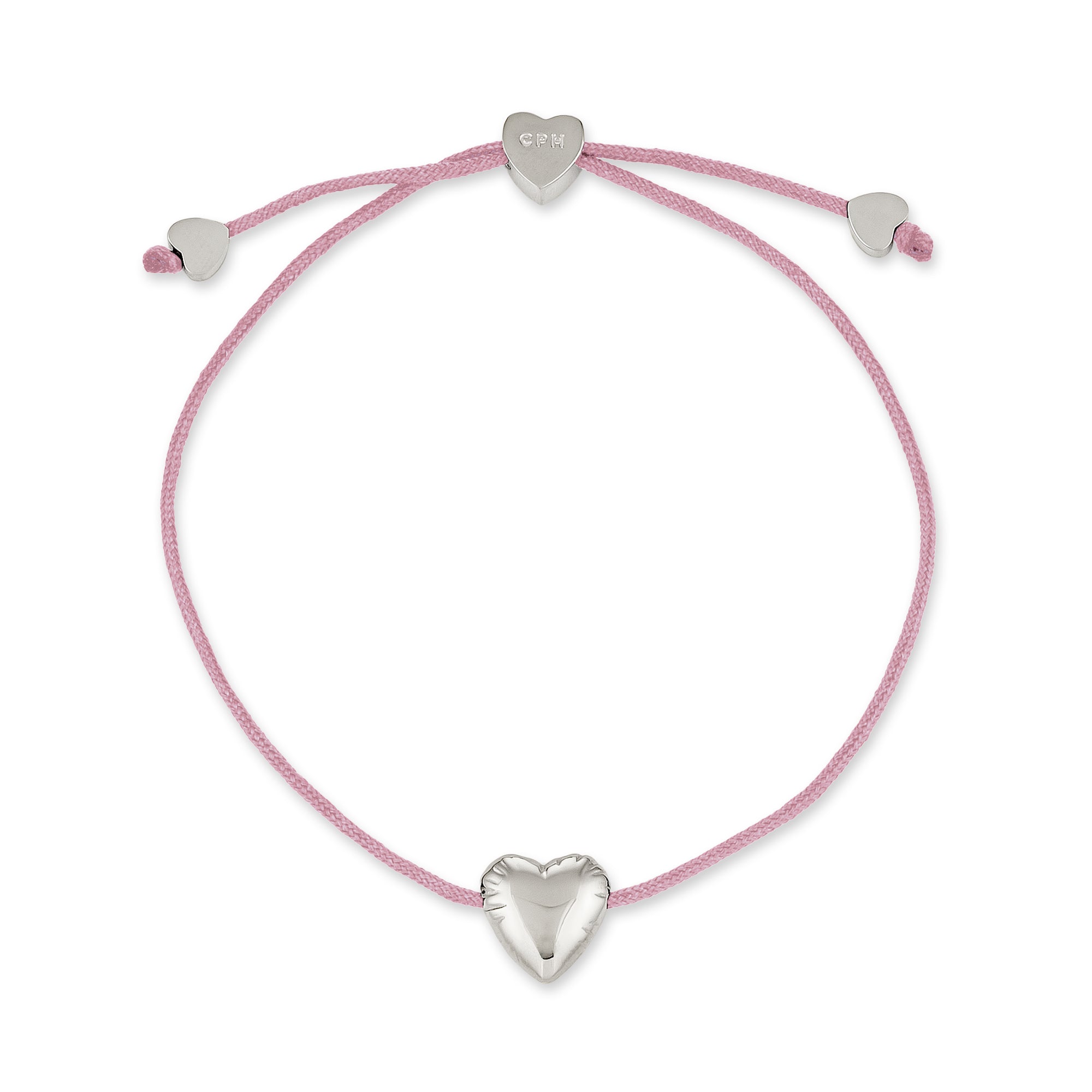 Das COPENHAGEN STUDIOS Armband - Balloon Hearts von Copenhagen Studios besteht aus einer rosafarbenen Kordel und drei silbernen Herzanhängern, die für einen charmanten und verstellbaren Armband-Look sorgen.